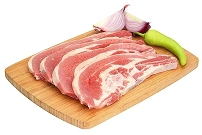 Cortes de res y cerdo en tabla de picar