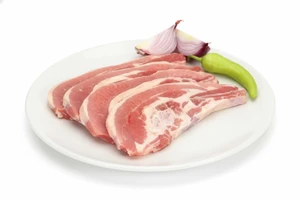 Cortes de res y cerdo en tabla de picar